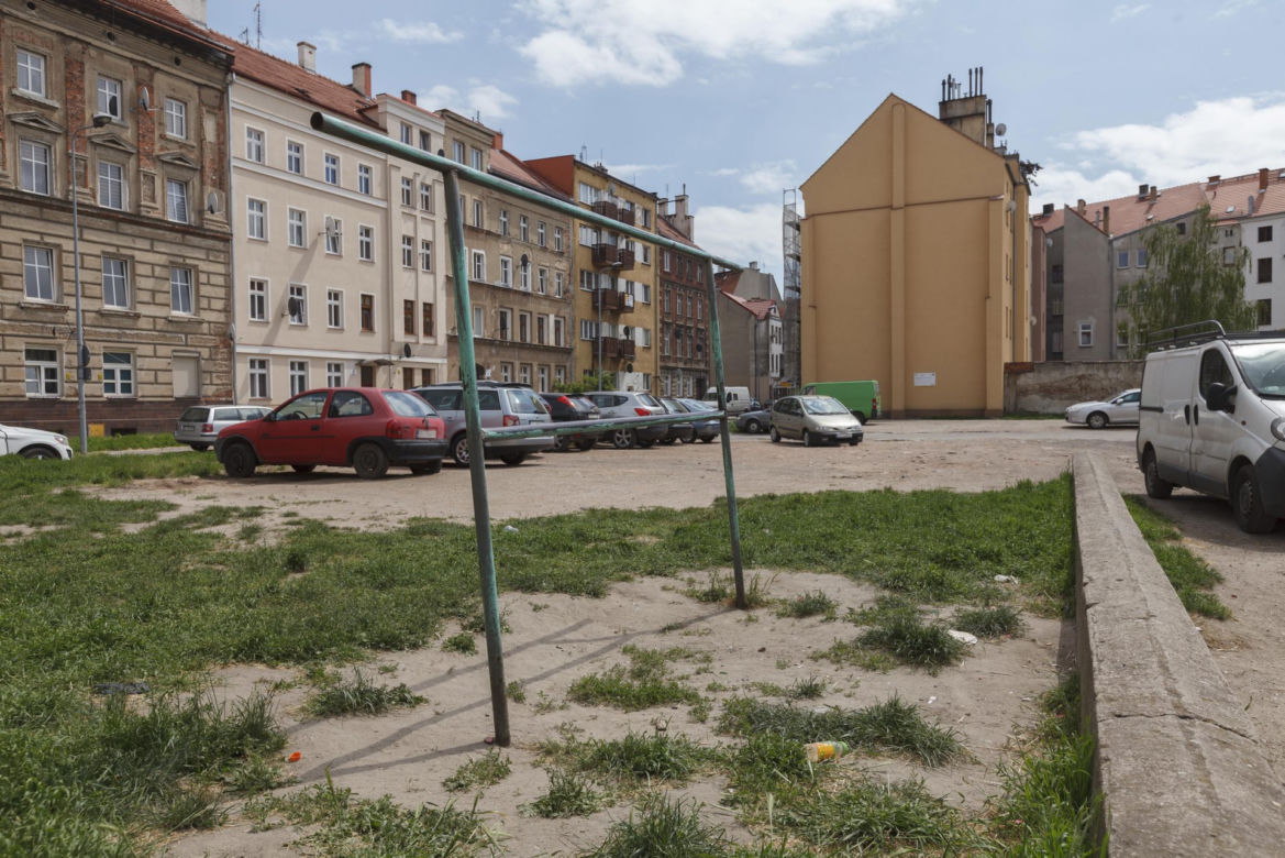 dom, podwórko i okolica zamieszkania porwaniej Moniki