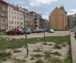 dom, podwórko i okolica zamieszkania porwaniej Moniki