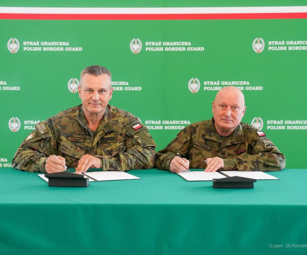 Generałowie Robert Bagan i Marek Sokołowski podpisują porozumienie. O współpracy służb czytaj na SE Portal Obronny.