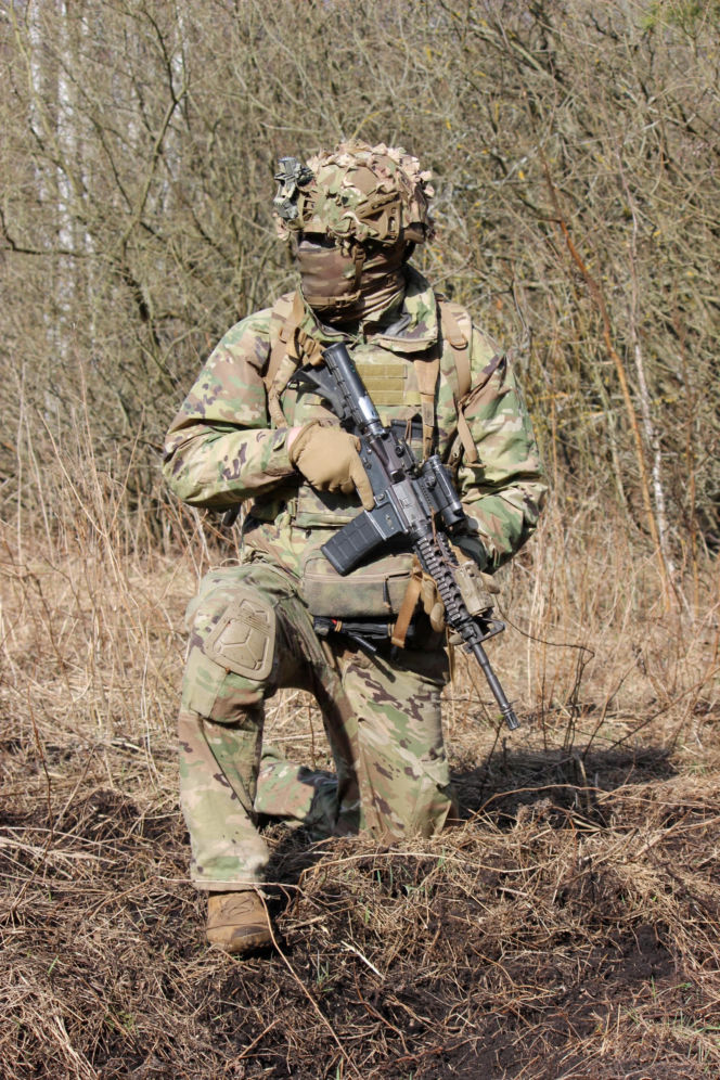 Brytyjscy żołnierze, ćwiczenia na poligonie