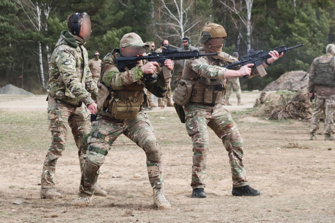 Ukraińscy żołnierze przechodzą intensywne szkolenia