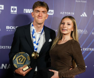 Piłkarz Wojciech Mońka całuje się z dziewczyną