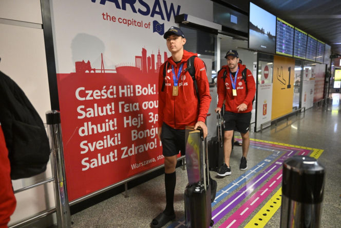 Złoci siatkarze po perypetiach wrócili do Polski