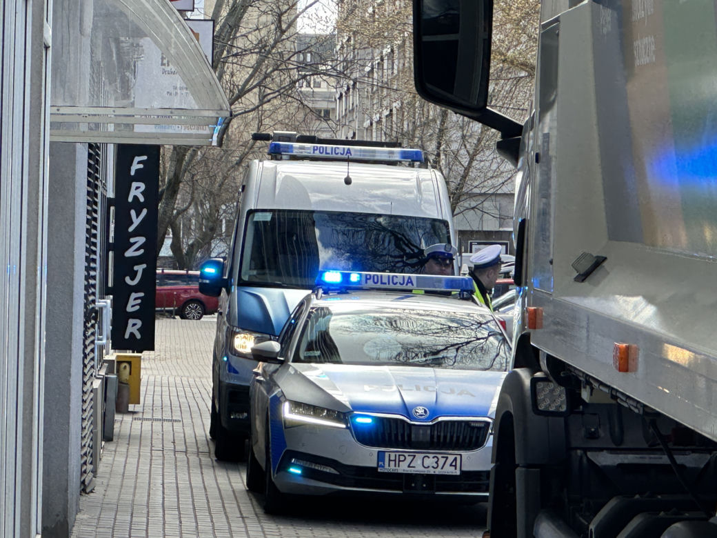 Tragedia na Woli. Śmieciarka przejechała staruszkę. Dramatyczne sceny