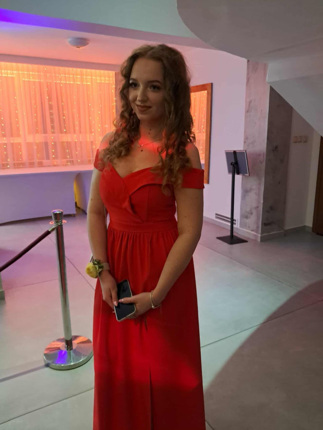 Tak bawili się maturzyści na studniówce skarżyskiego "Erbla". Kreacje jak z czerwonego dywanu