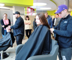 Barberzy odwiedzili chorzowski szpital i zafundowali sylwestrowe fryzury małym pacjentom 