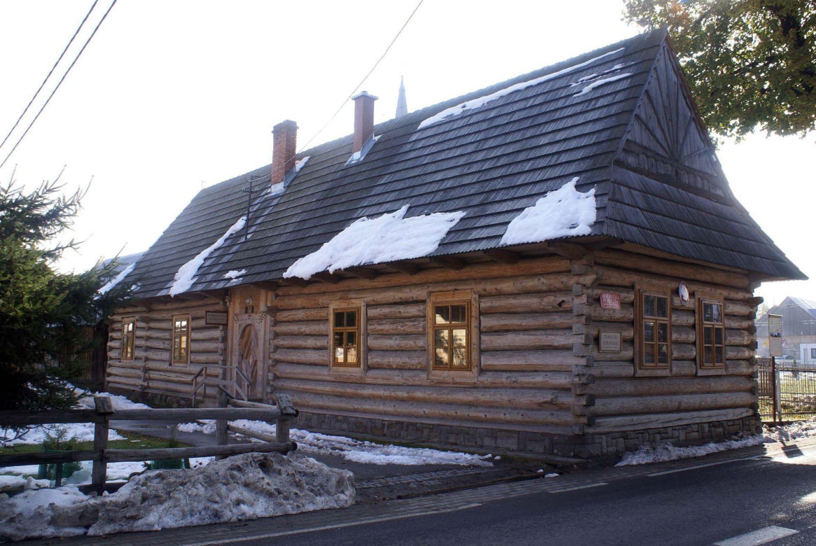 Ta małopolska wieś to żywy skansen. Kilkuset letnie chałupy wciąż zamieszkują mieszkańcy