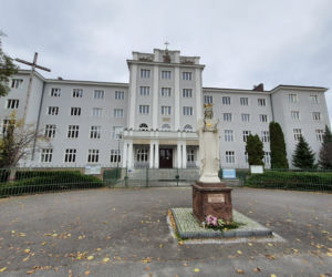 Proboszcz po pijanemu wjechał w słup. TUTAJ mieszka i pracuje