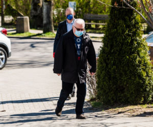 Lech Wałęsa przyszedł do kościoła w maseczce