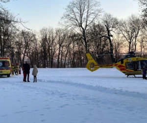 Zjeżdżał na jabłuszku, uderzył w drzewo. 12-latek zabrany do szpitala