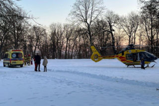 Zjeżdżał na jabłuszku, uderzył w drzewo. 12-latek zabrany do szpitala