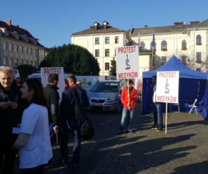 Rezydenci z bydgoskich szpitali protestowali na Starym Rynku