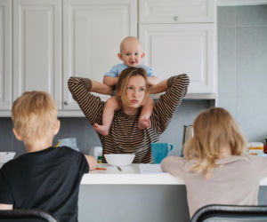 Rodzicielstwo bez radości. Eksperci alarmują: działamy na autopilocie walcząc o przetrwanie