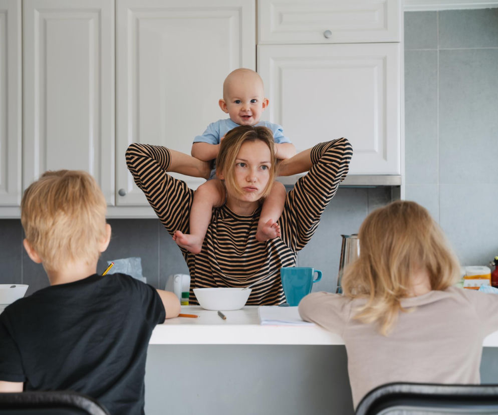 Rodzicielstwo bez radości. Eksperci alarmują: działamy na autopilocie walcząc o przetrwanie