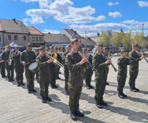 Ślubuję! – patriotyczne sceny na Rynku w Starachowicach