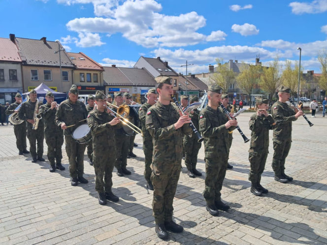 "Ślubuję!" – patriotyczne sceny na Rynku w Starachowicach