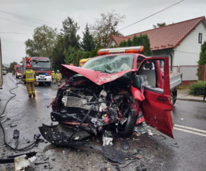 Wypadek w Stróżach. Dostawczak staranowany przez ciężarówkę