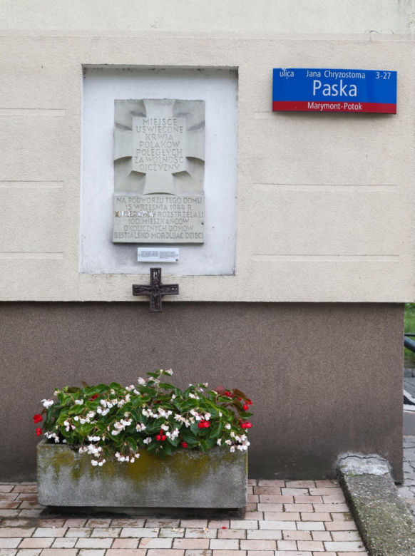 Tablica na ścianie budynku przy ul. Jana Chryzostoma Paska 31