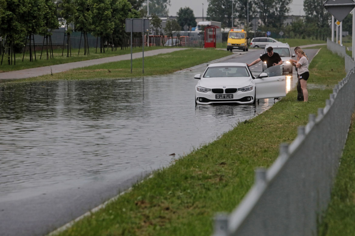 Suwałki zalane! Zatopione ulice i posesje po ulewnym deszczu [ZDJĘCIA]