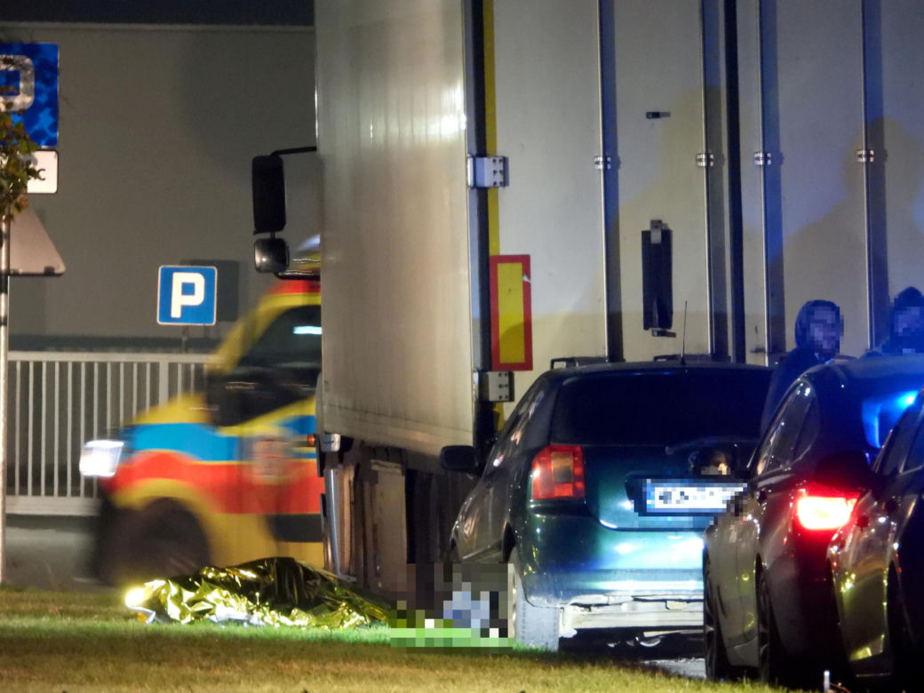 Kierowca toyoty nie przeżył potwornego uderzenia. Jego auto wbiło się w tył naczepy. Policjanci nie wykluczają jednego…
