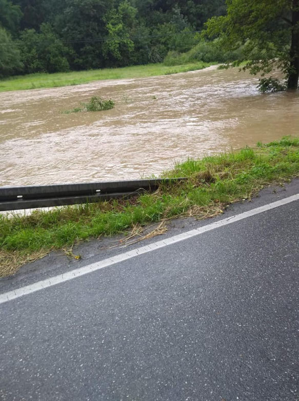 POTĘŻNE Nawałnice w Małopolsce. Woda PORWAŁA SAMOCHÓD! [ZDJĘCIA]
