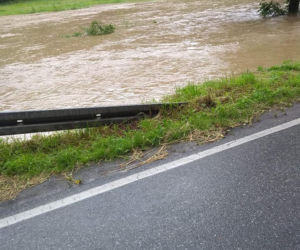 POTĘŻNE Nawałnice w Małopolsce. Woda PORWAŁA SAMOCHÓD! [ZDJĘCIA]