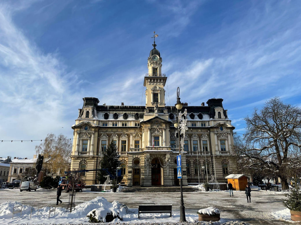 Zamarznięty śnieg zatrzymał zegar na wieży ratuszowej w Nowym Sączu 