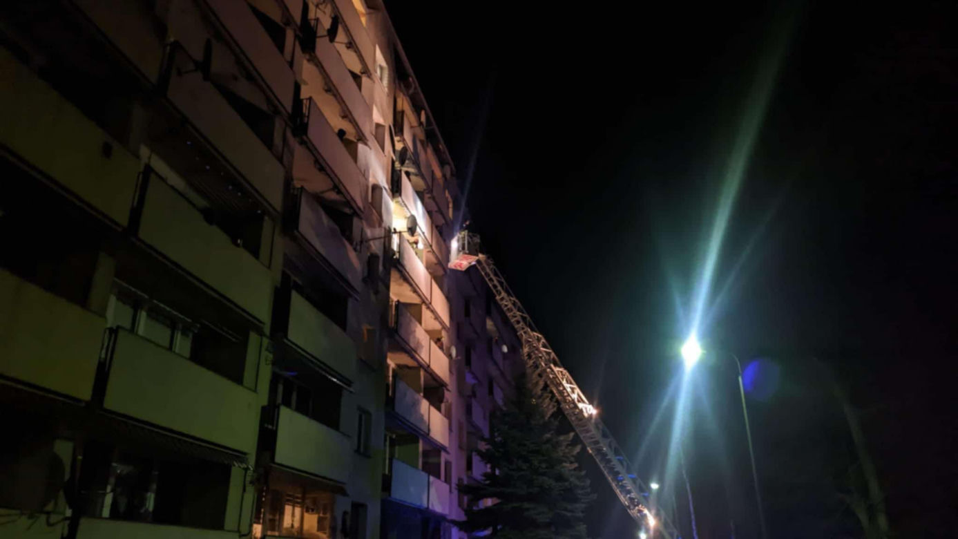 Nocny pożar w bloku przy Olszewskiego w Jaworznie. Ewakuacja setki mieszkańców. Dwoje dzieci w szpitalu