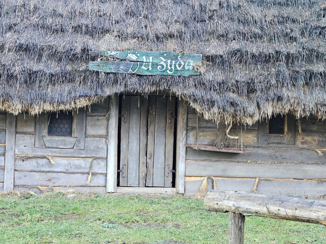 Adamczycha z serialu 1670 znajduje się w Kolbuszowej