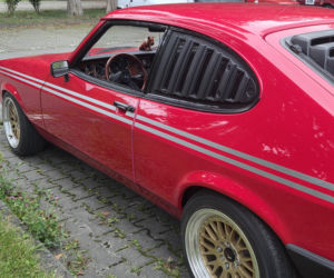 Motoryzacyjne legendy pod Torbydem. „Bydgoskie Klasyki Nocą” znów przyciągnęły tłumy