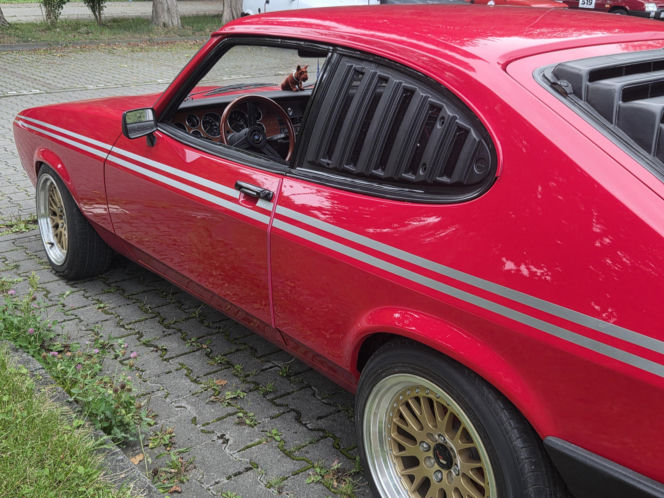 Motoryzacyjne legendy pod Torbydem. „Bydgoskie Klasyki Nocą” znów przyciągnęły tłumy