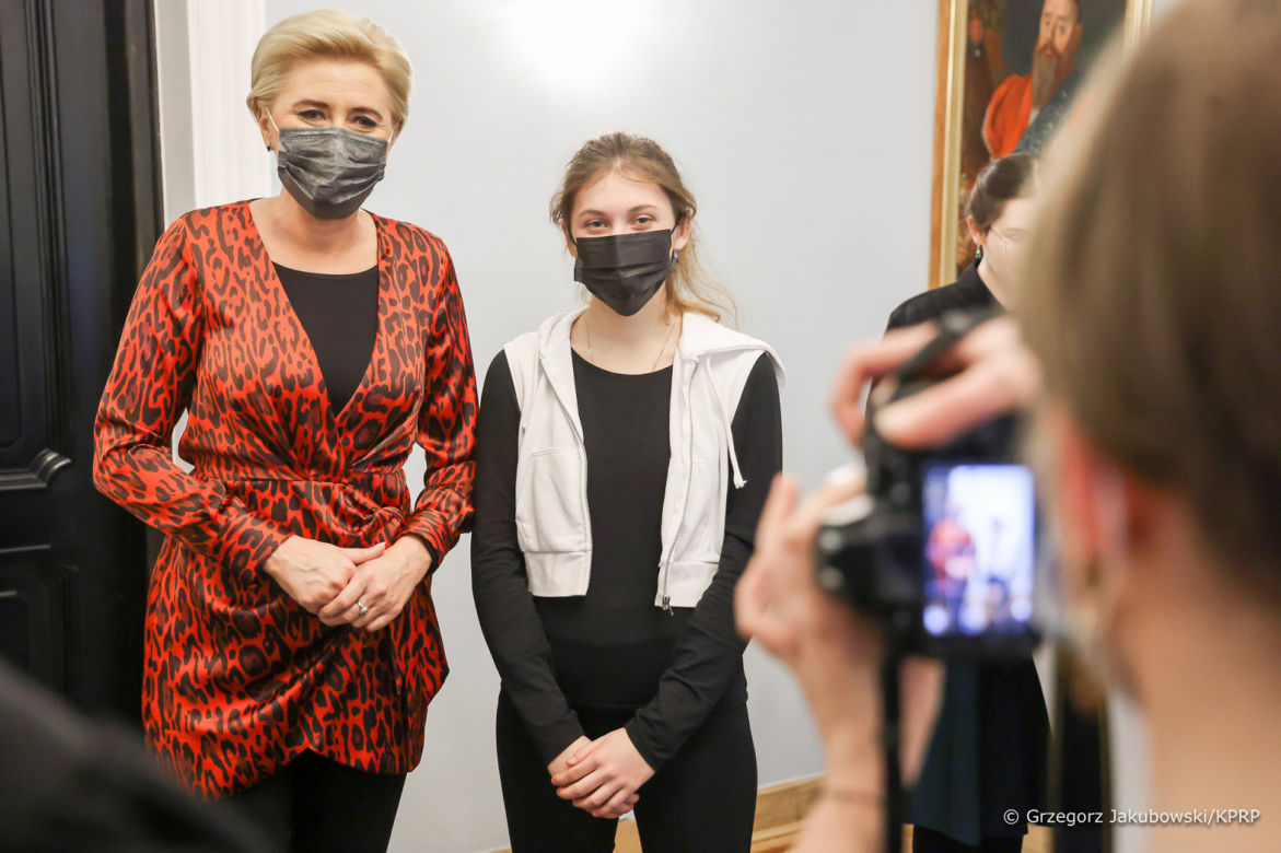 Agata Duda ubiera choinkę