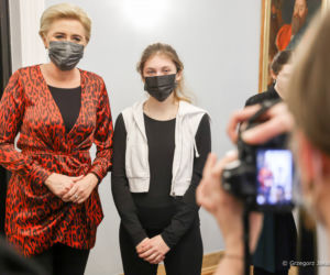Agata Duda ubiera choinkę