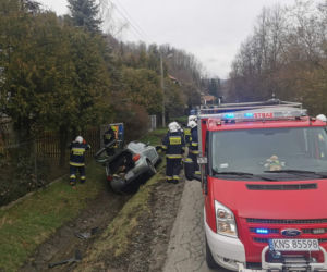 Toyota wypadła z jezdni i uderzyła w przepust. Groźna kraksa w Łomnicy