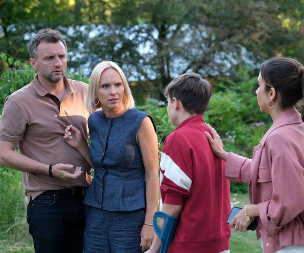 Bartek (Arkadiusz Smoleński), Dorota (Iwona Rejzner), Franek (Jarosław Śmigielski) i Aneta (Ilona Janyst) stoją w ogrodzie. Dorota i Aneta wyrażają zmartwienie, rozmawiając z Frankiem, który ma kulę ortopedyczną, co widać w nowym odcinku M jak miłość. Więcej na Super Seriale.