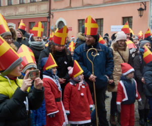 Setki Mikołajów w centrum miasta. Orszak św. Mikołaja w Lublinie