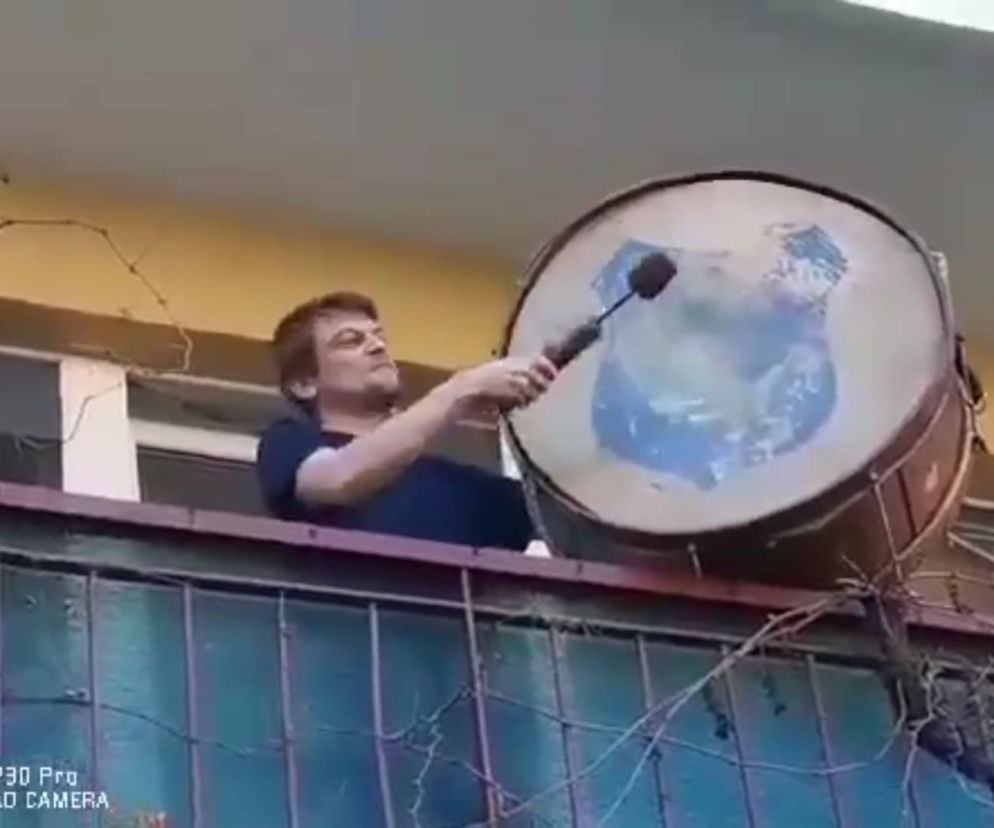 Bębnieniem odpędzali wirusa