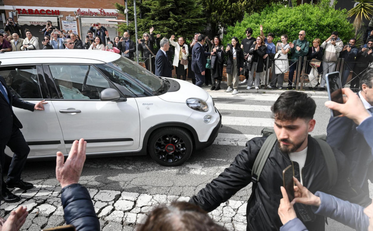 Papież Franciszek opuścił szpital po 37 dniach