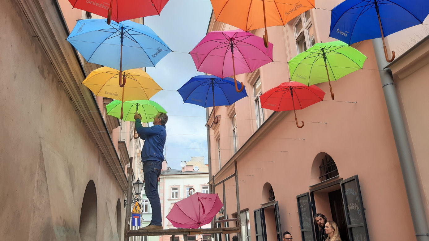Kolorowe parasole znów wiszą na ulicy Piekarskiej