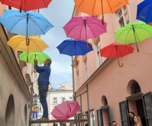 Kolorowe parasole znów wiszą na ulicy Piekarskiej