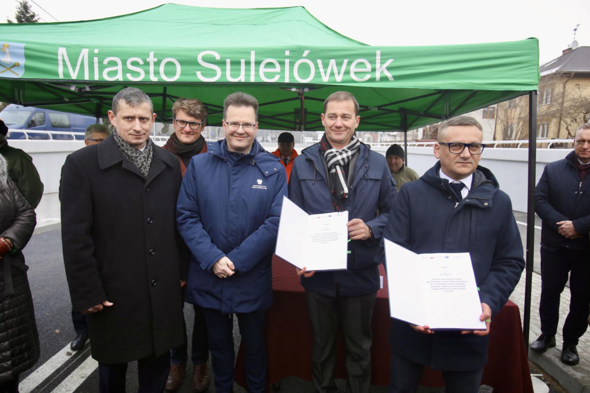 Oblali nowy tunel szampanem! Wyśmienite humory urzędników w Sulejówku 