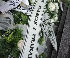 Tragedia w Salisbury. Zamordowane kobiety pochowane w Tarnowie. Grobu nie widać spod kwiatów
