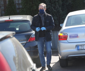 Marszałek Grodzki robi zakupy na bazarku