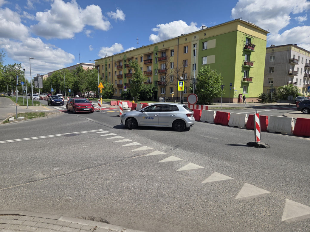 Tak się teraz jeździ na osiedlu Leśnym w Bydgoszczy. Nowa organizacja ruchu na ul. Sułkowskiego!