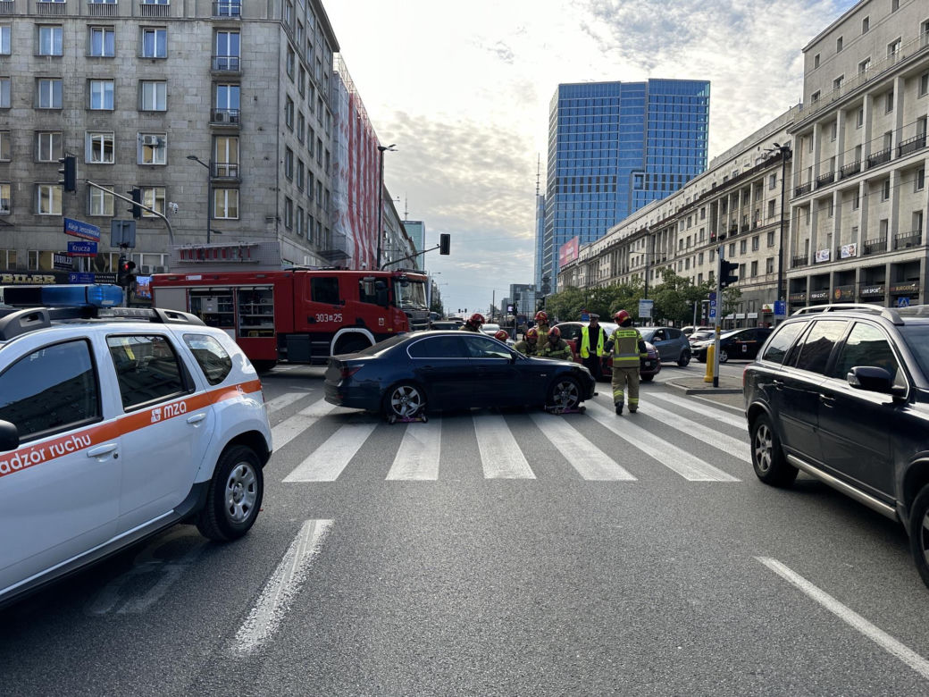 Dramatyczny wypadek w Śródmieściu! Osobówka i autobus roztrzaskane