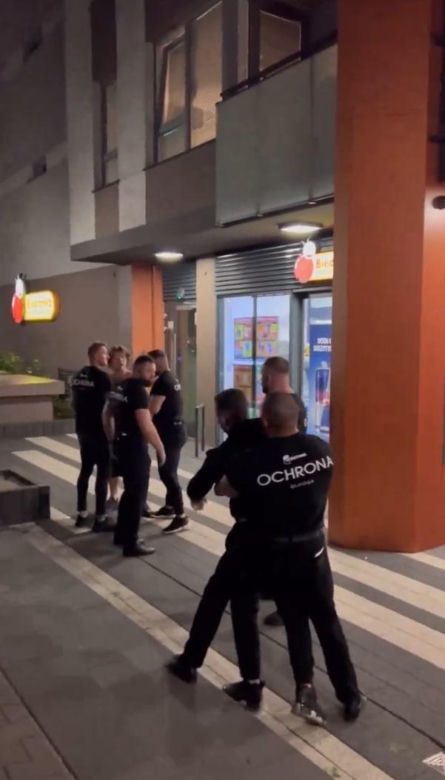 Bójka pod Biedronką
