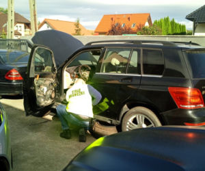 Dziupla z kradzionymi częściami i samochodami rozbita