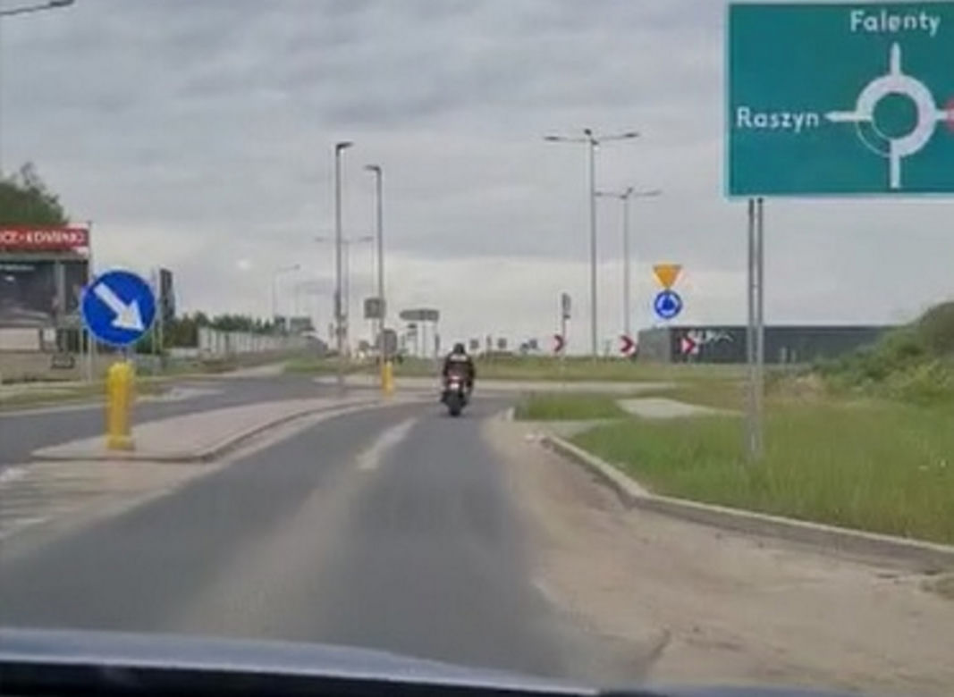 Policyjny pościg za Włochem na motorze. Nie miał prawa jazdy i przejechał na czerwonym
