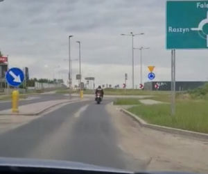 Policyjny pościg za Włochem na motorze. Nie miał prawa jazdy i przejechał na czerwonym