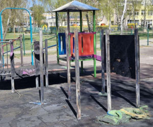 8-latek podpalił plac zabaw przy ul. Wyszyńskiego w Toruniu